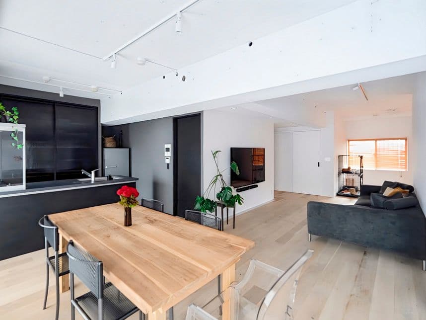 中古マンションのリノベーション後のダイニングから見たリビングとキッチン