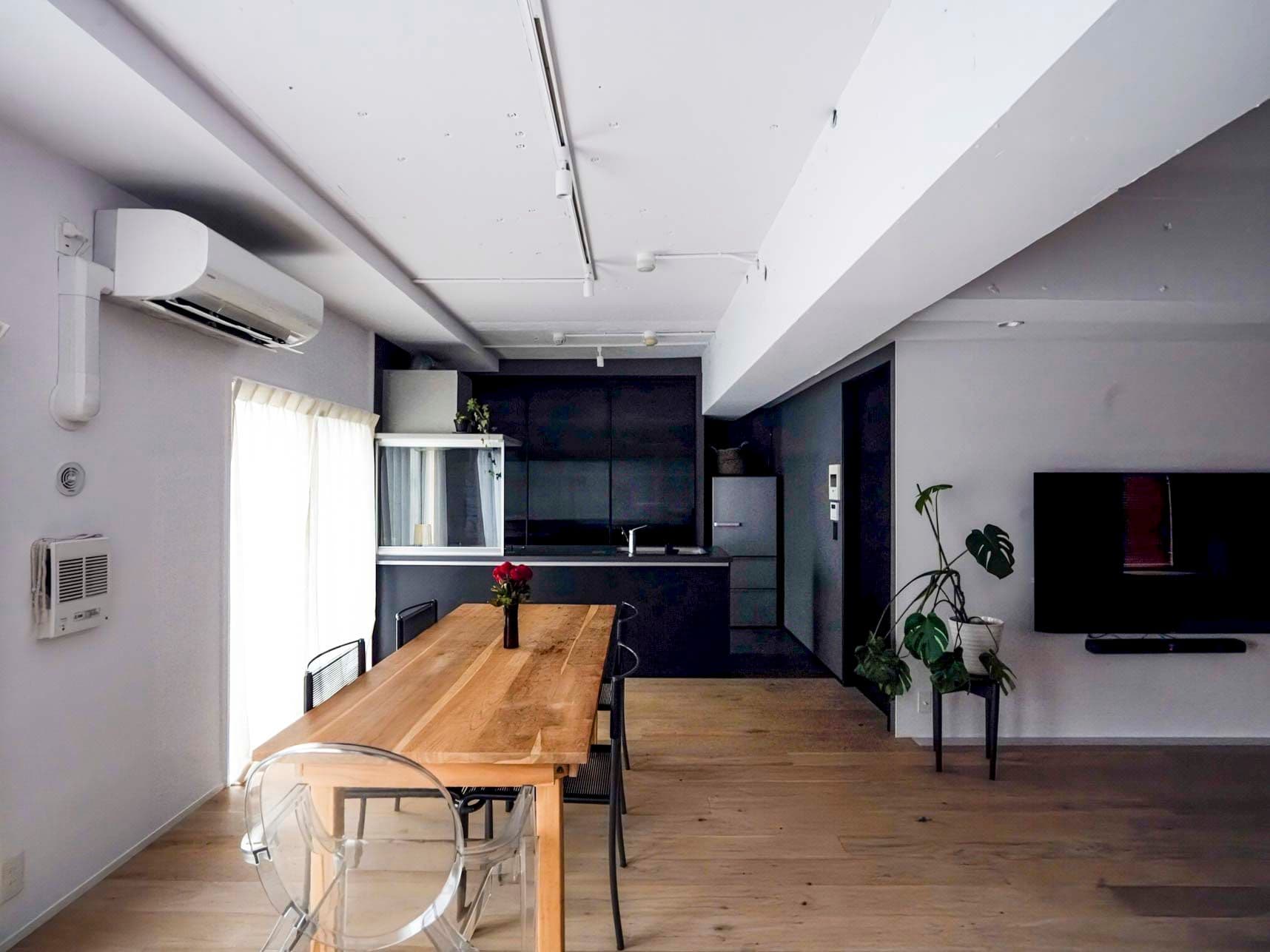 中古マンションのリノベーション後のダイニングから見たキッチン