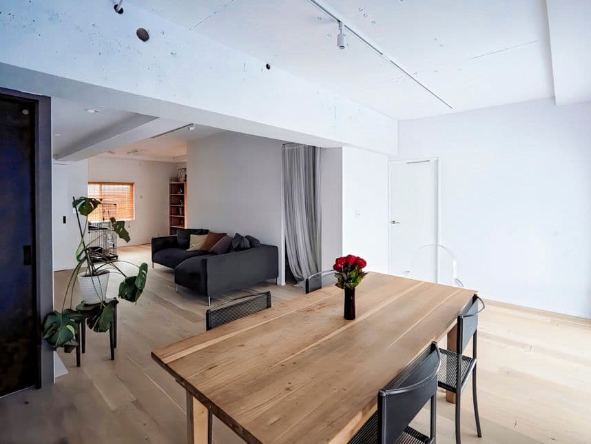 中古マンションのリノベーション後のダイニングから見たリビング