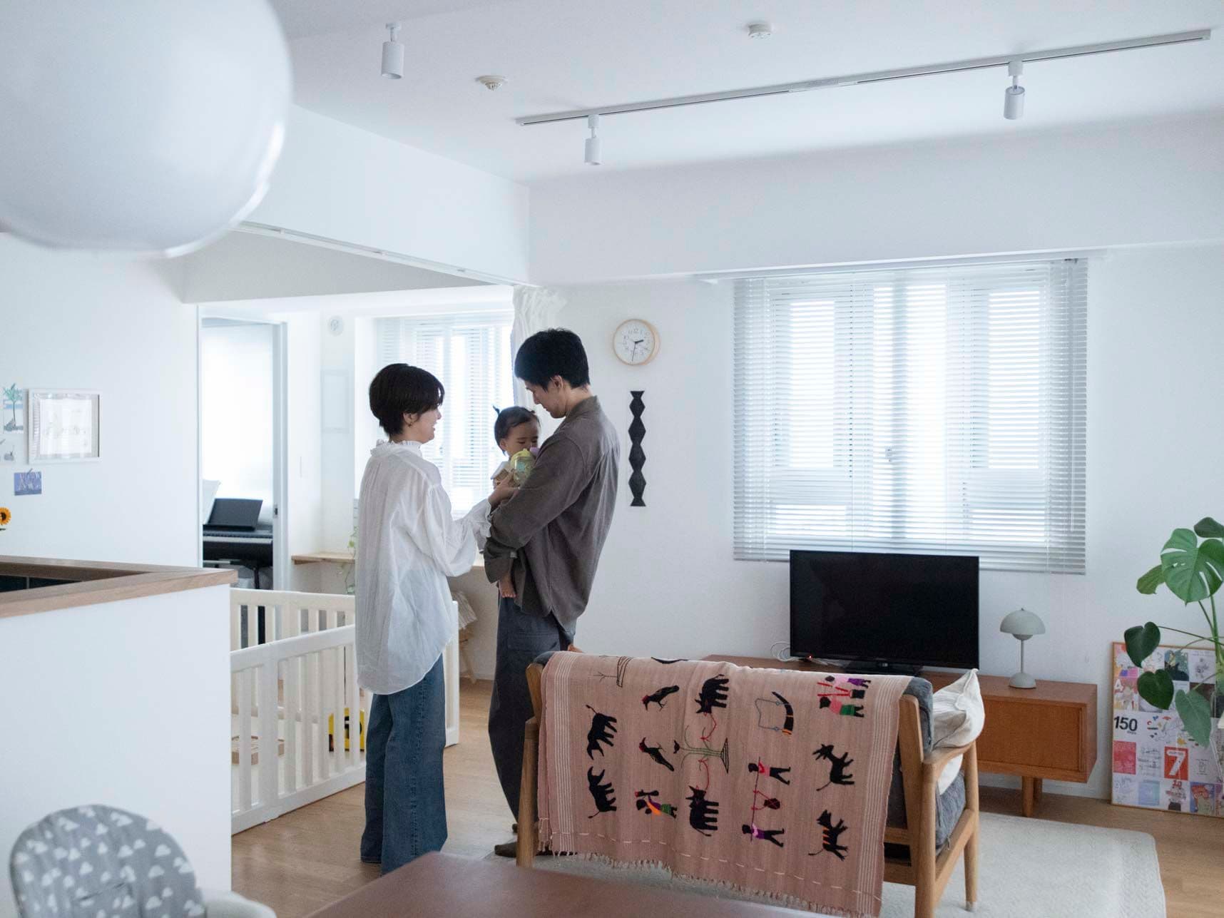 中古マンションのリノベーション後のリビングにいる家族