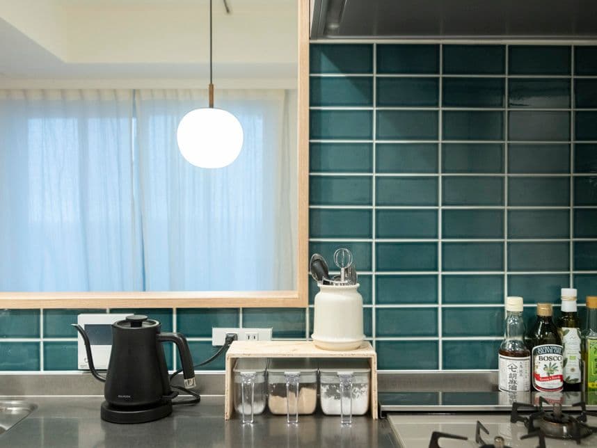 中古マンションのリノベーション後のキッチンのタイル