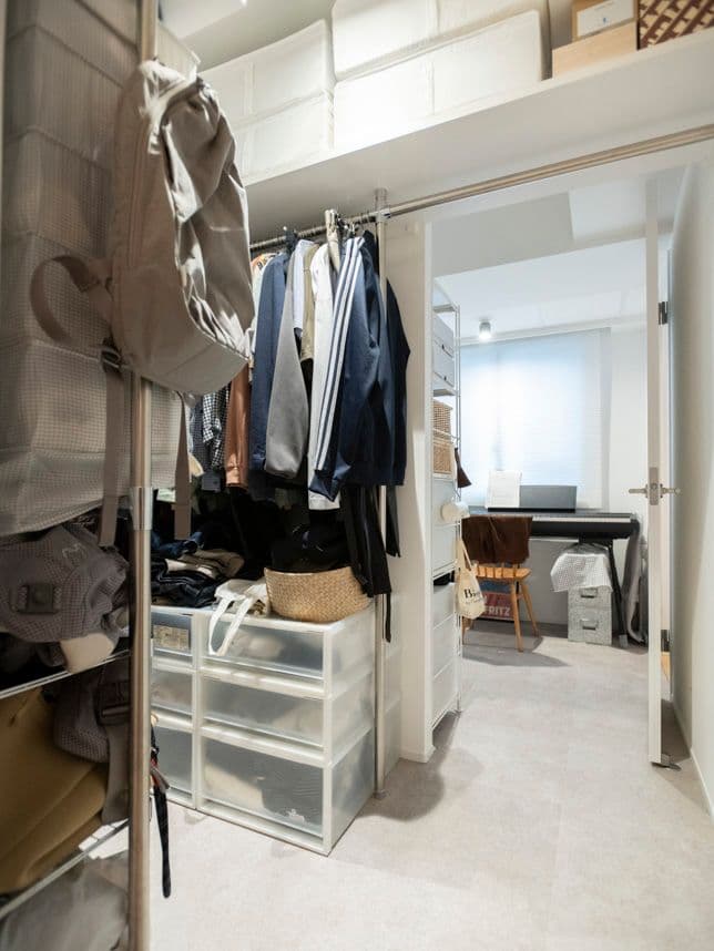 中古マンションのリノベーション後のクローゼットから見た個室