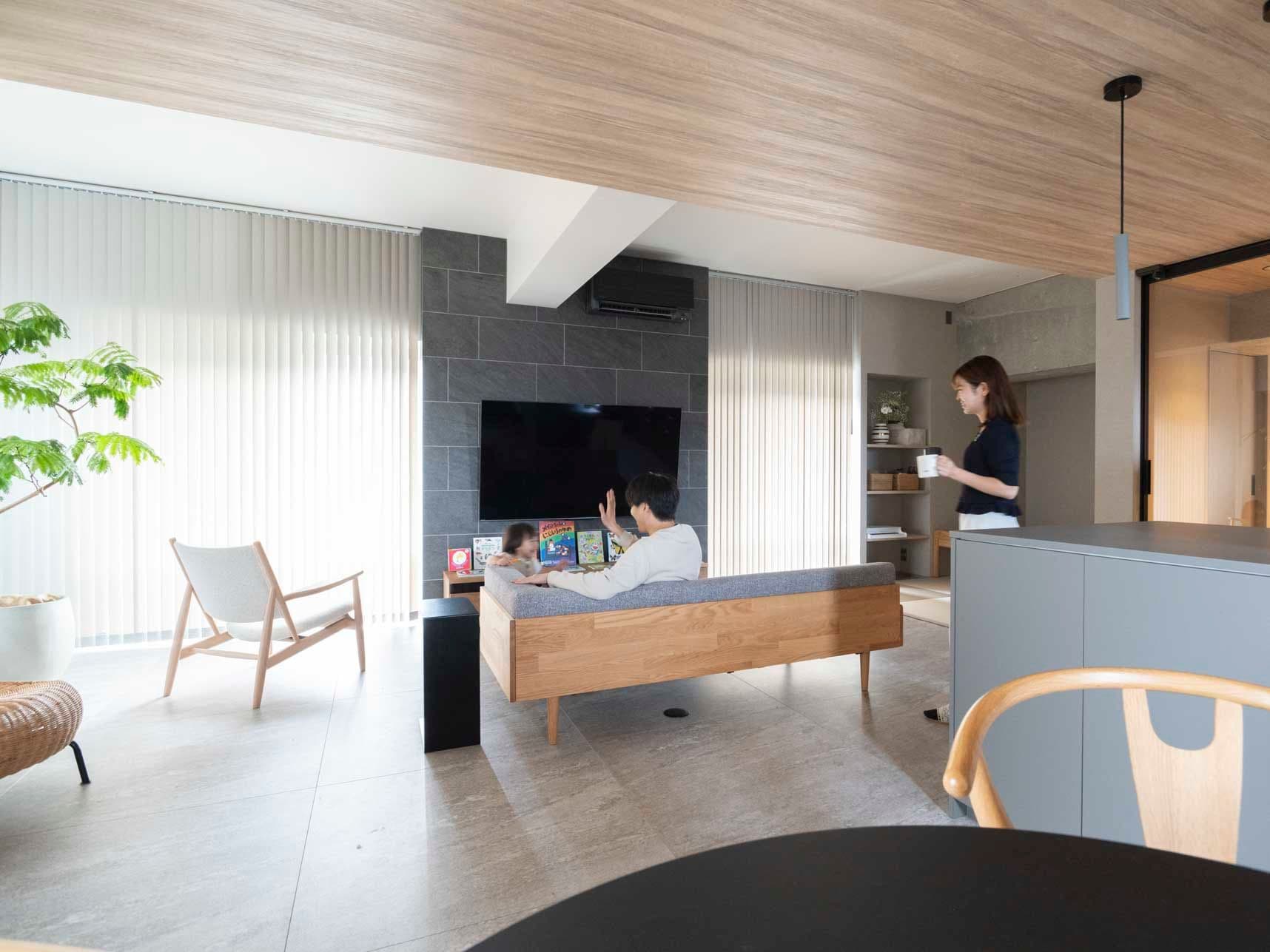 中古マンションのリノベーション後のダイニングから見たリビング