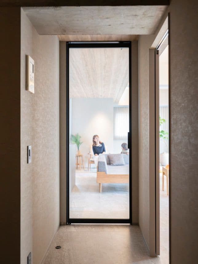 中古マンションのリノベーション後の廊下から見たリビング