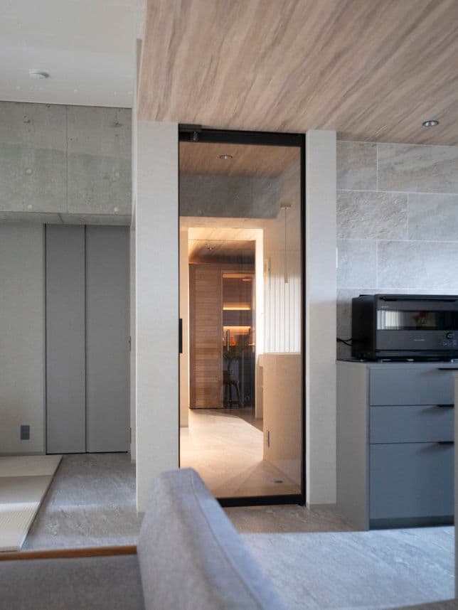 中古マンションのリノベーション後の廊下越しのサウナ