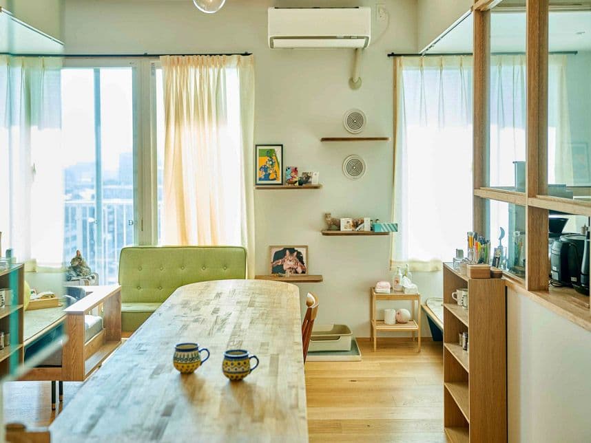 中古マンションのリノベーション後の廊下から見たリビング