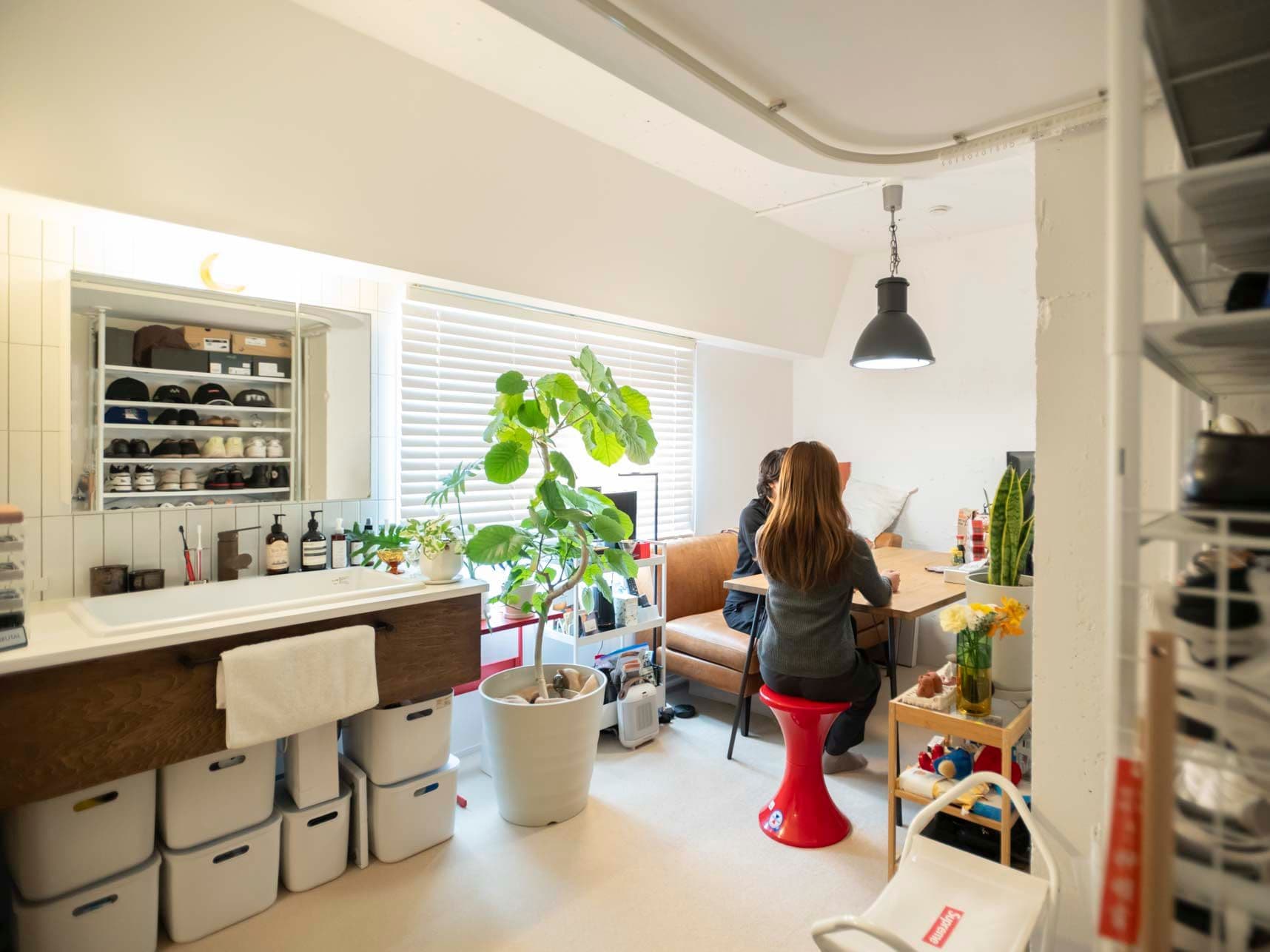 中古マンションのリノベーション後のリビングダイニングにいる夫婦