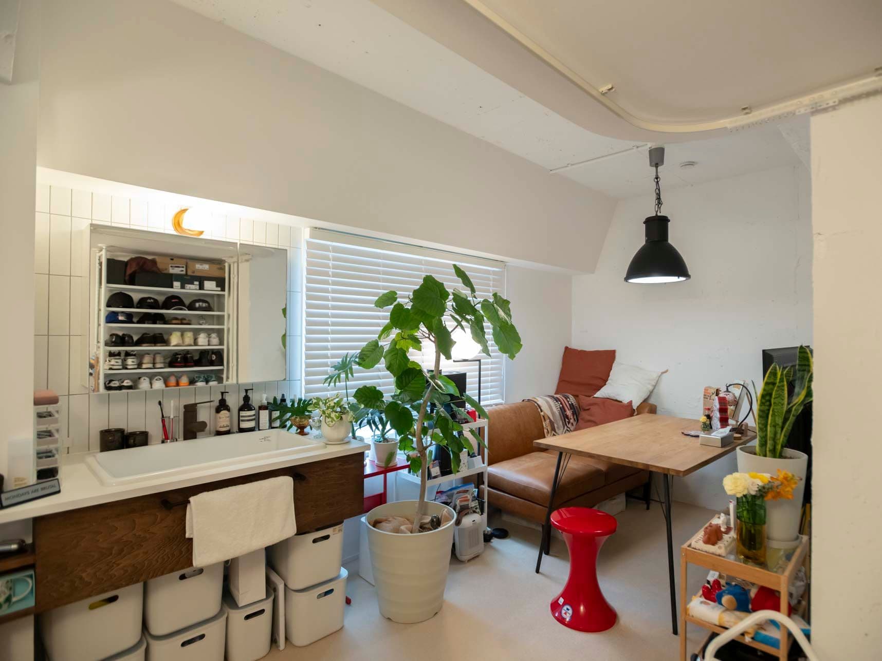 中古マンションのリノベーション後のリビングダイニングと洗面台