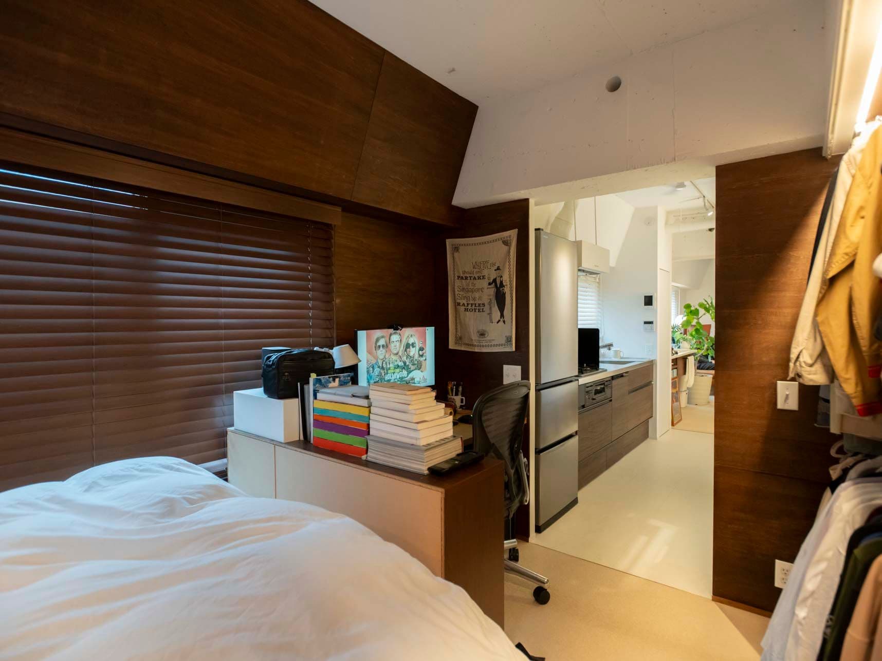 中古マンションのリノベーション後の寝室から見たキッチン