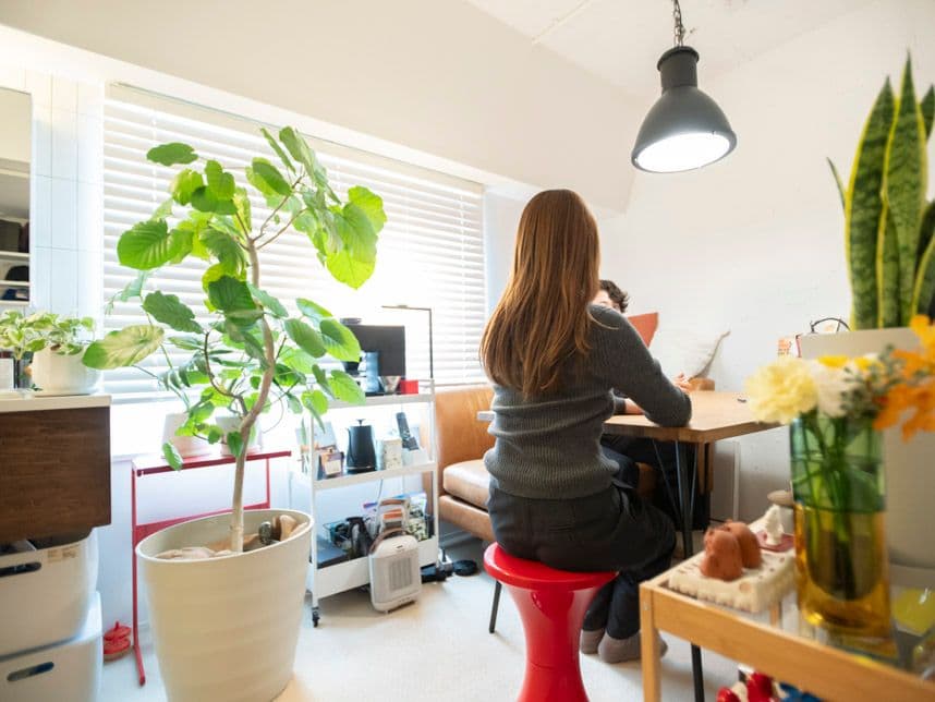 中古マンションのリノベーション後のリビングダイニングにいる夫婦