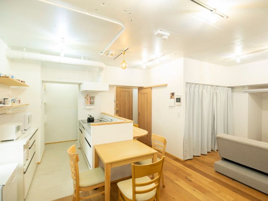 中古マンションのリノベーション後のダイニングから見たキッチンとリビング