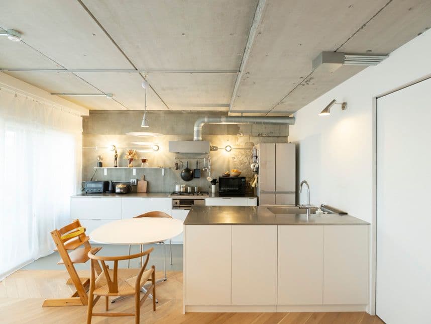 中古マンションのリノベーション後のキッチンとダイニング