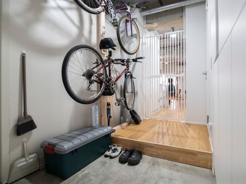 中古マンションのリノベーション後の玄関から見たリビング